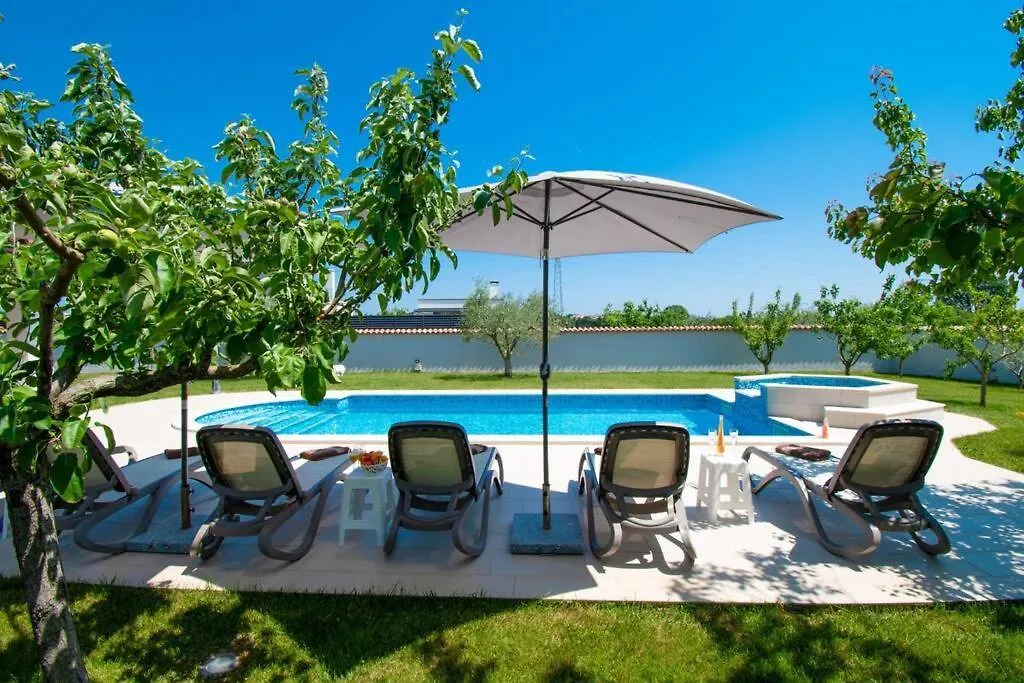 Charming Villa With Pool And Jacuzzi Póla