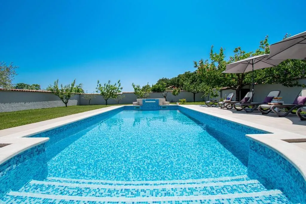 Charming Villa With Pool And Jacuzzi Póla Horvátország