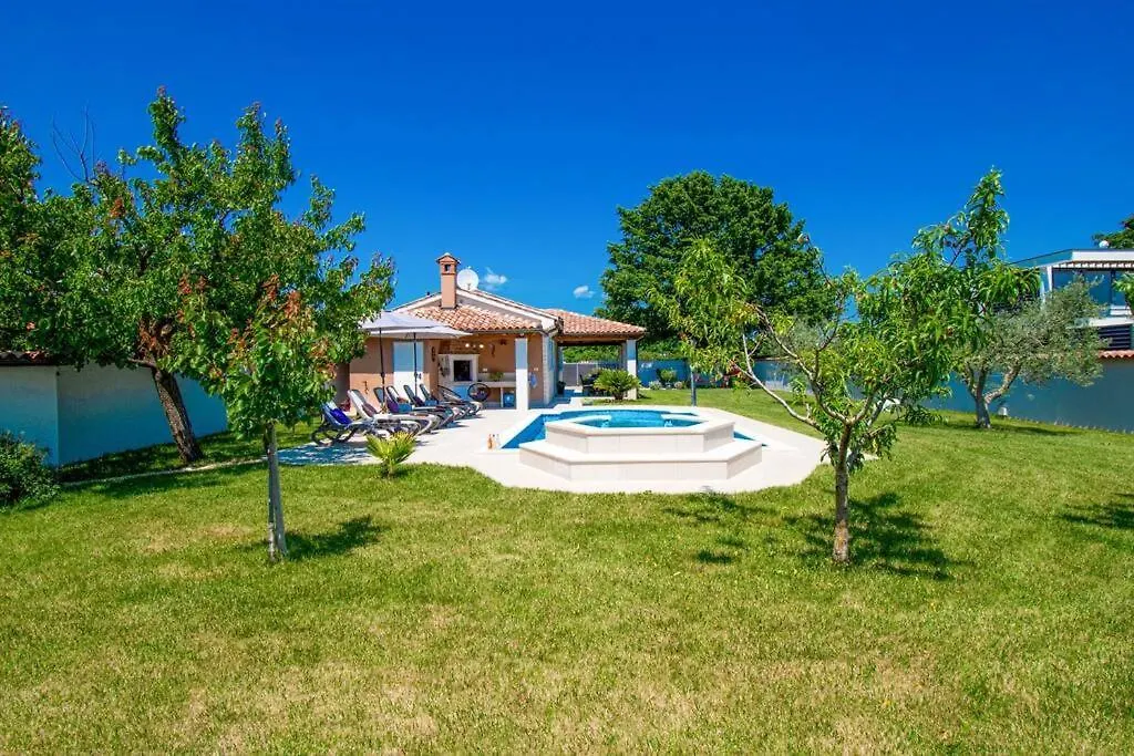 Charming Villa With Pool And Jacuzzi Póla 0*,